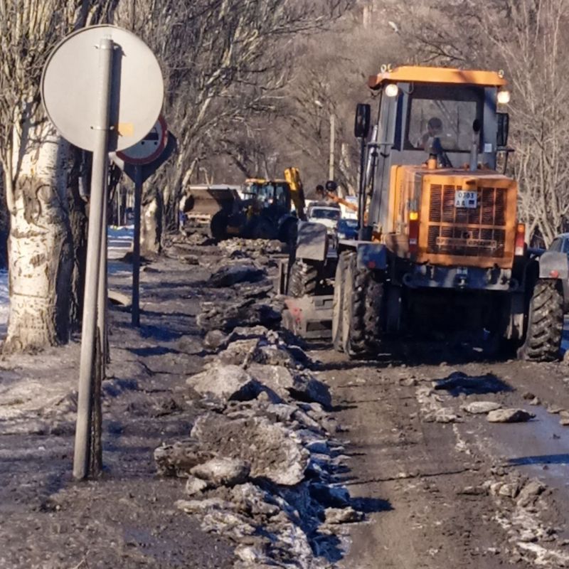Дмитрий Лысенко: Силами работников МУП администрации города Тореза "Благоустройство" и Филиала «Торезское ПУВКХ» ГУП ДНР «Вода Донбасса» проводятся работы по устранению наледи с проезжей части республиканской трассы по ул....