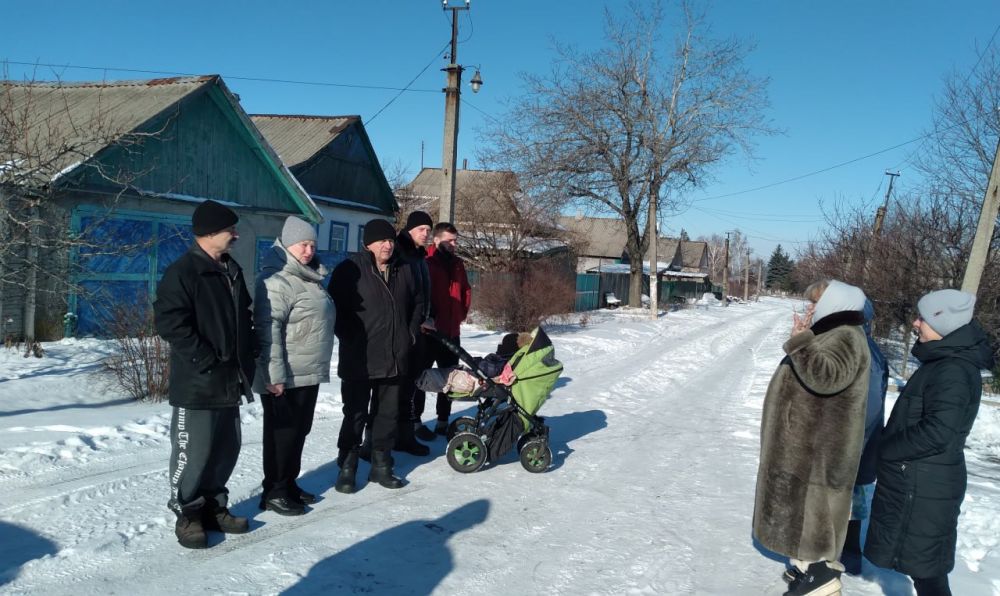 Дмитрий Лысенко: Сегодня, 20 февраля, по улице Ямпольская состоялась встреча заведующего Рассыпнянским территориальным сектором Александры Кендысь с населением