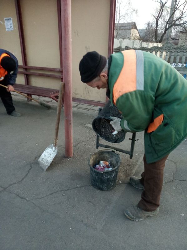 Силами коммунальных предприятий были проделаны работы по наведению чистоты и порядка на территории г. Моспино: