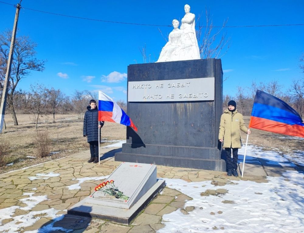 Память о героях жива. В преддверии Дня защитника Отечества и в год 80-летия Победы в Великой Отечественной войне сотрудники Моспинского территориального управления, депутат Донецкого городского совета Донецкой Народной...