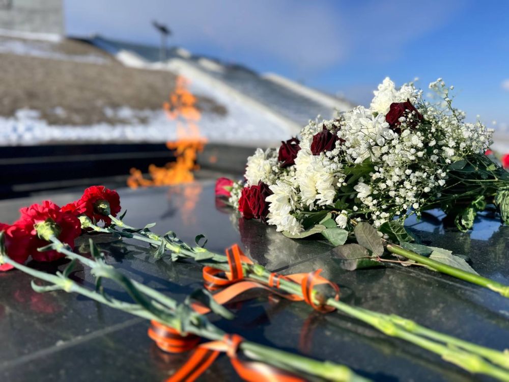 Глава Снежного возложил цветы у Саур-Могилы