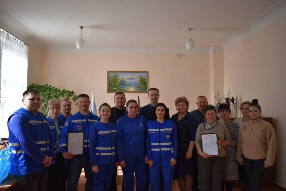 Владимир Ежиков: С важной миссией – вручить Благодарственные письма от Главы Республики Дениса Пушилина по случаю Дня фельдшера – посетил сегодня Амвросиевку