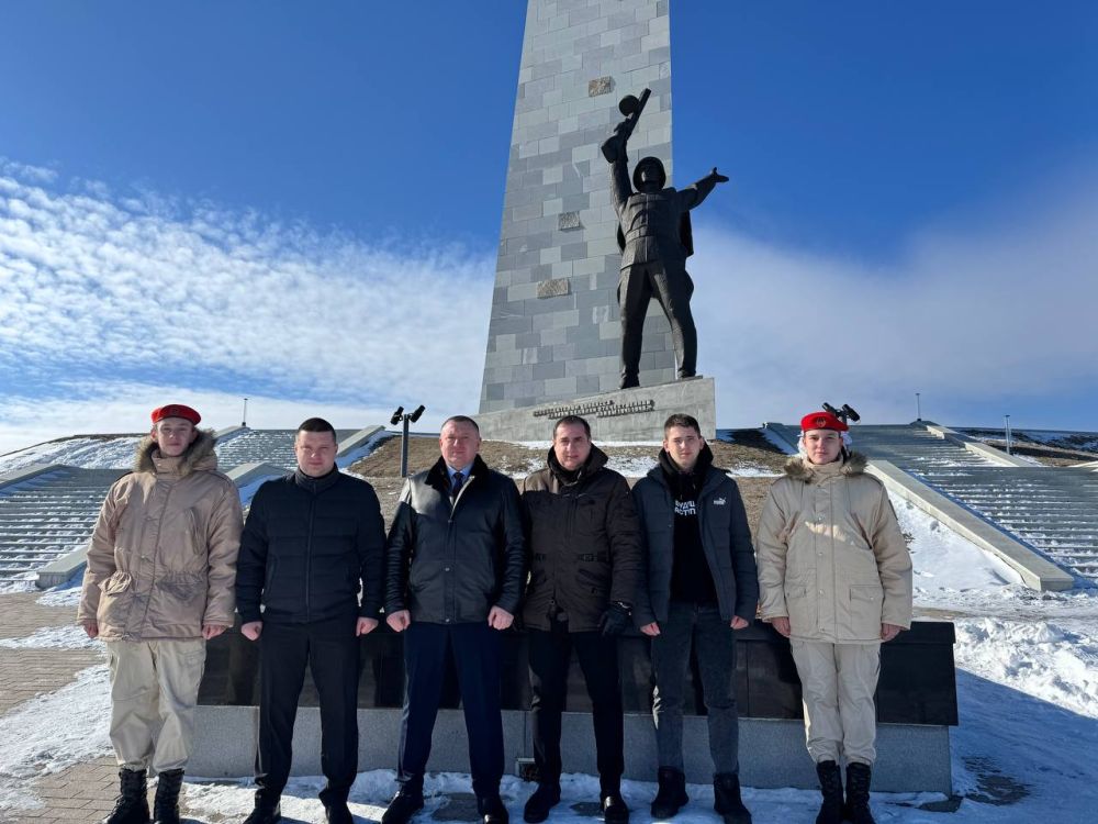 Единороссы возложили цветы на Саур-Могиле ко Дню защитника Отечества