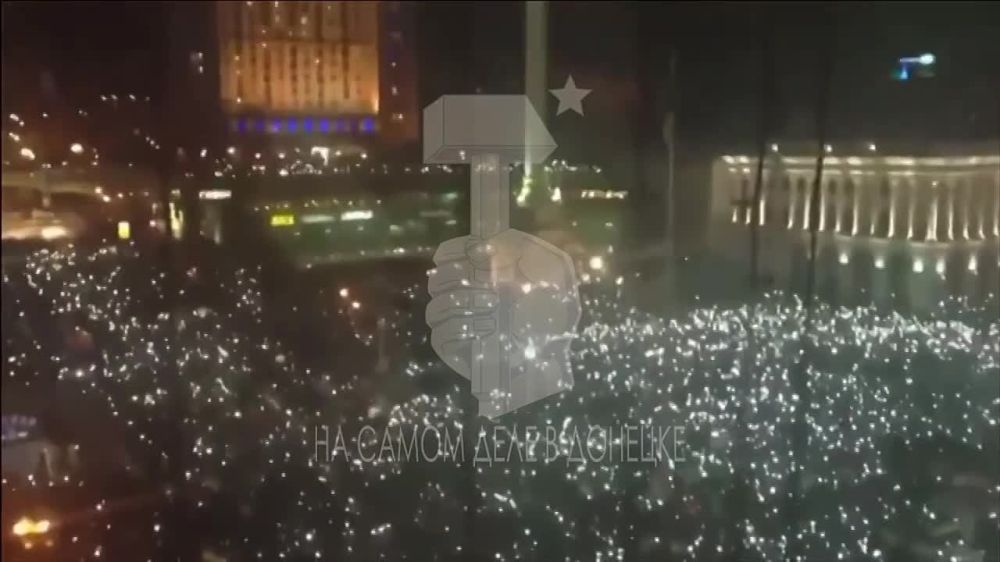 Февраль 2014. Киев.. Джон Маккейн, Джеффри Пайетт и Виктория Нуланд наблюдают свысока за майданутыми