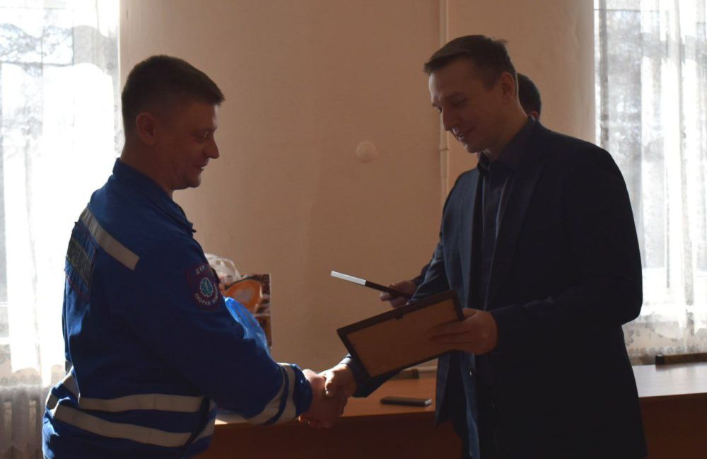 Секретарь Амвросиевского местного отделения Всероссийской политической Партии "ЕДИНАЯ РОССИЯ" Игорь Лызов вместе с заместителем Председателя Правительства ДНР Владимиром Ежиковым встретился с коллективами фельдшеров ЦПМСП...