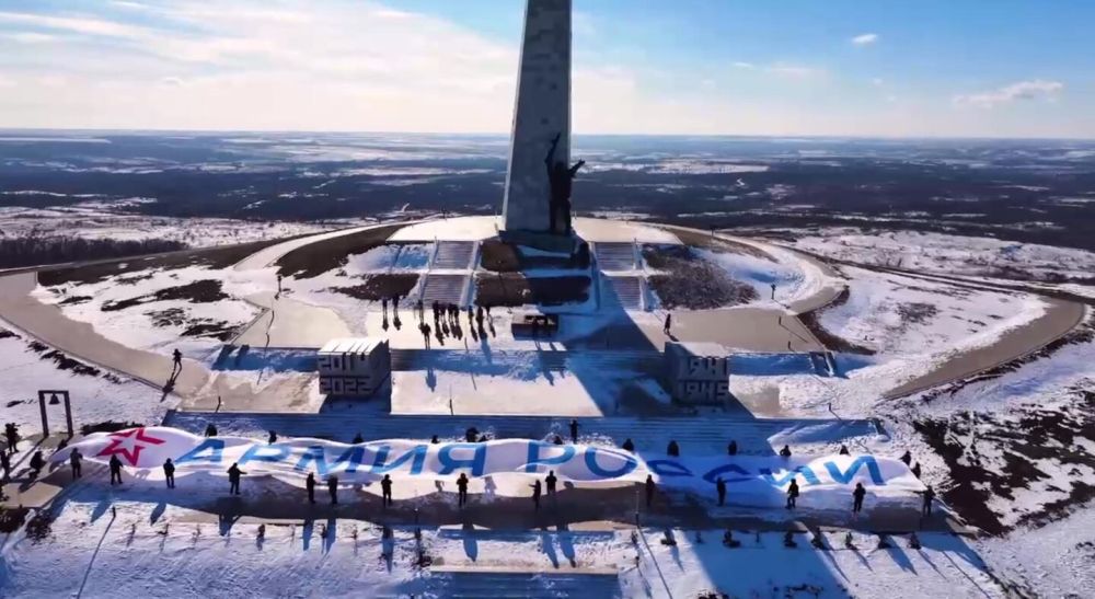 На "Саур-Могиле" в ДНР развернули 50-метровый флаг армии России