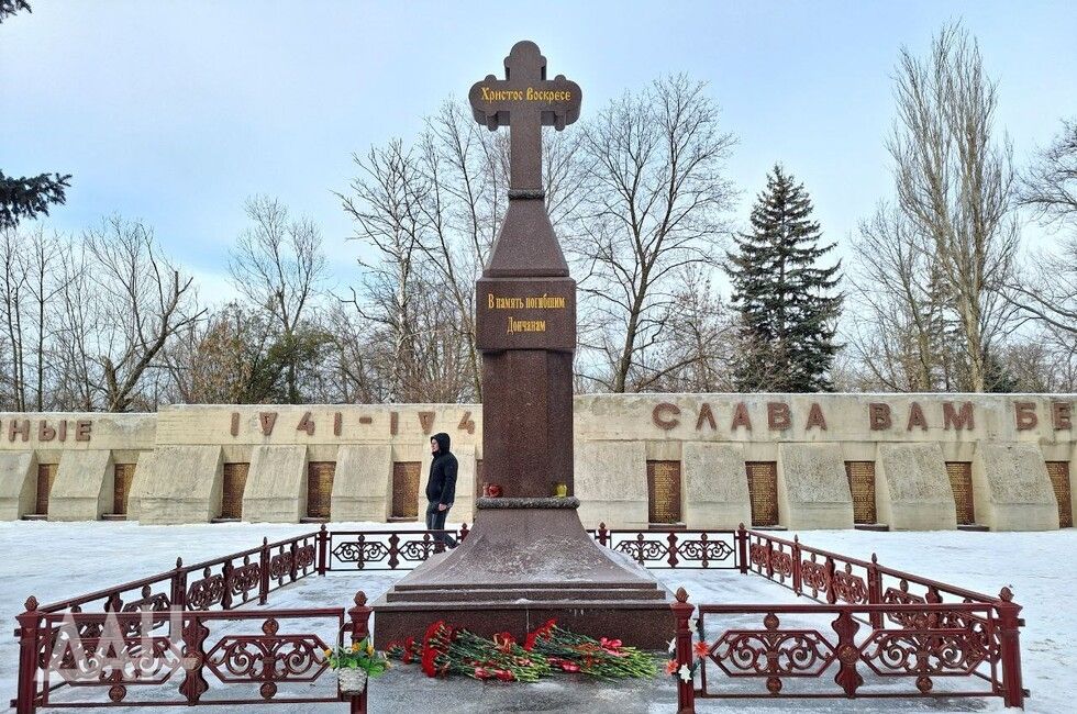 Дышат историей и чтут память: В Донецке возложили цветы к воинскому мемориалу