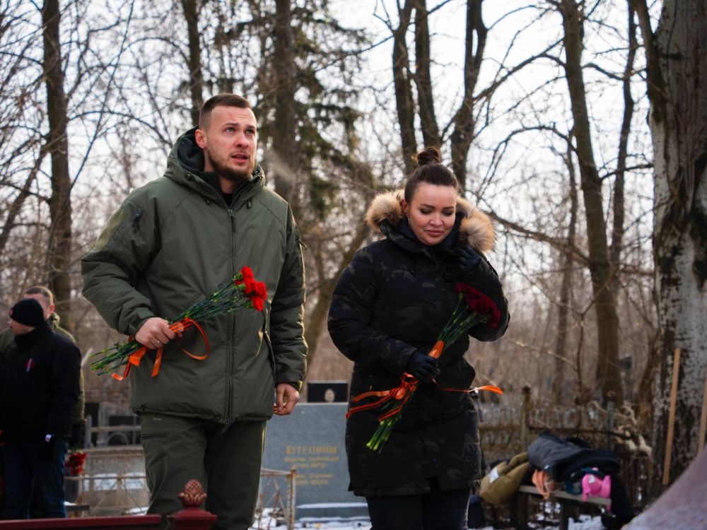 Слава о вас не умрет!. В День защитника Отечества молодежь с самого утра собралась, чтобы почтить память погибших защитников Донбасса облагородить места захоронений, а также возложить цветы