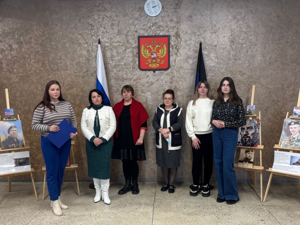 В Волновахе состоялась презентация книжной выставки-досье &quot;Герои нашего времени&quot;, посвященной героям и событиям СВО