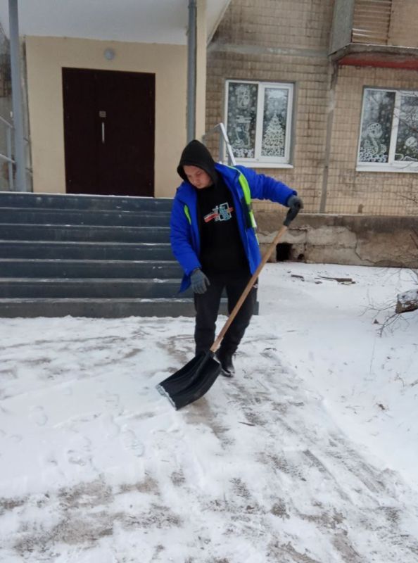 Силами коммунальных предприятий были проделаны работы по наведению чистоты и порядка на территории г. Моспино: