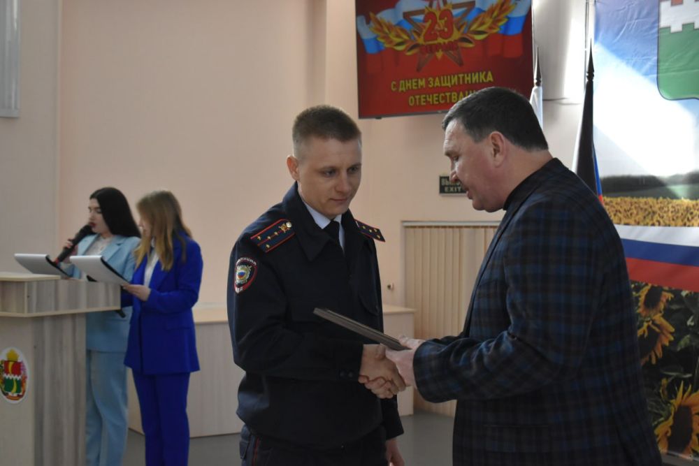 В администрации Амвросиевского муниципального округа состоялось праздничное мероприятие, посвященное Дню защитника Отечества