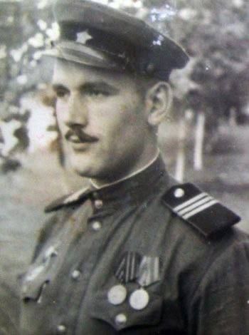 Александр Волошин: #гуманитарнаяпомощь. Накануне мои помощники совместно с депутатом Народного Совета ДНР Мариной Каплянок выполнили важную миссию - поздравили с Днём защитника Отечества и доставили необходимую помощь...