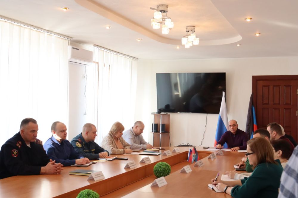 Дмитрий Лысенко: Сегодня, 26 февраля, провел расширенное аппаратное совещание с участием руководителей администрации городского округа, Торезского городского совета, депутата Народного Совета Бедило А.Н., руководителей...