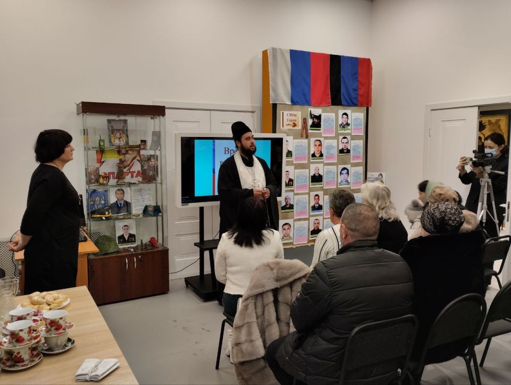 24 февраля 2025 г. в Волновахском музее прошло открытие выставки «Время выбрало нас» к годовщине начала СВО, на которой присутствовали: Заместитель Главы администрации Волновахского м.о