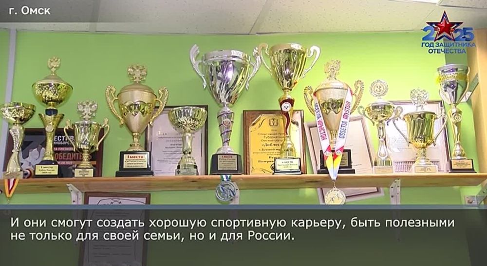 Минобороны России: Отменная реакция и напористость – качества, которые не раз помогали дончанину Владиславу Шинкарю в бою, а сегодня позволяют одерживать победы в фехтовании