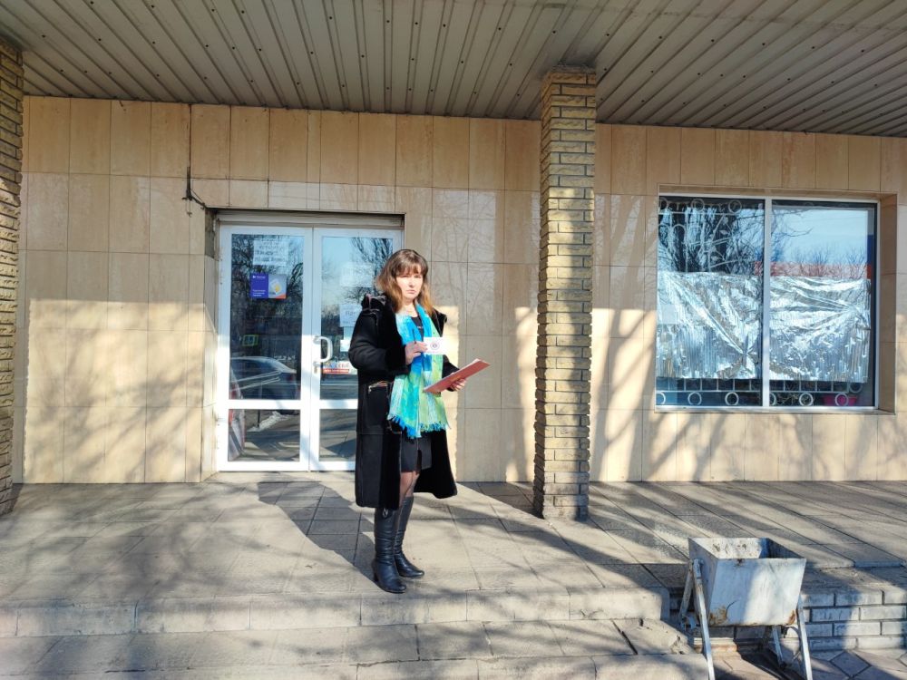 В городе Моспино прошел плановый рейд Народного контроля по соблюдению правил торговли и санитарных норм