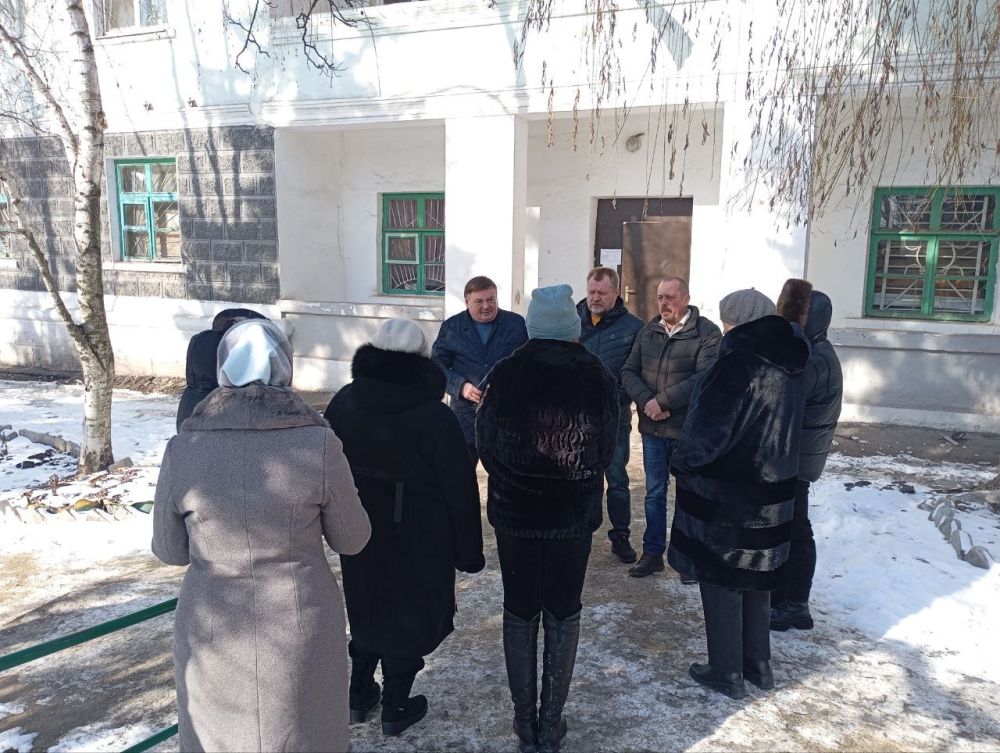 Встречи с населением. 27 февраля заместитель главы администрации муниципального образования городского округа Енакиево Игорь Витрук встретился с жителями в городе Юнокоммунаровск ( ул.Готвальда, 7, ул. Ильича, 10, ул....