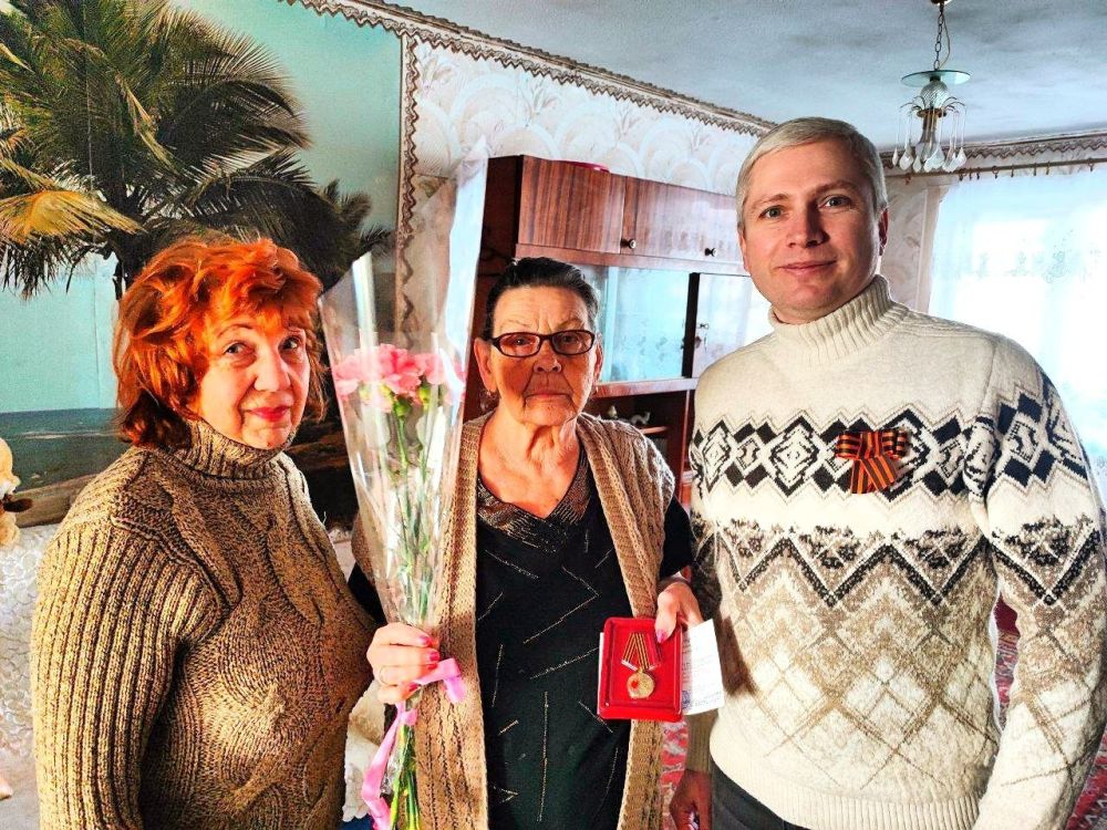 В городе Моспино вручили юбилейные медали в честь 80-летия Победы