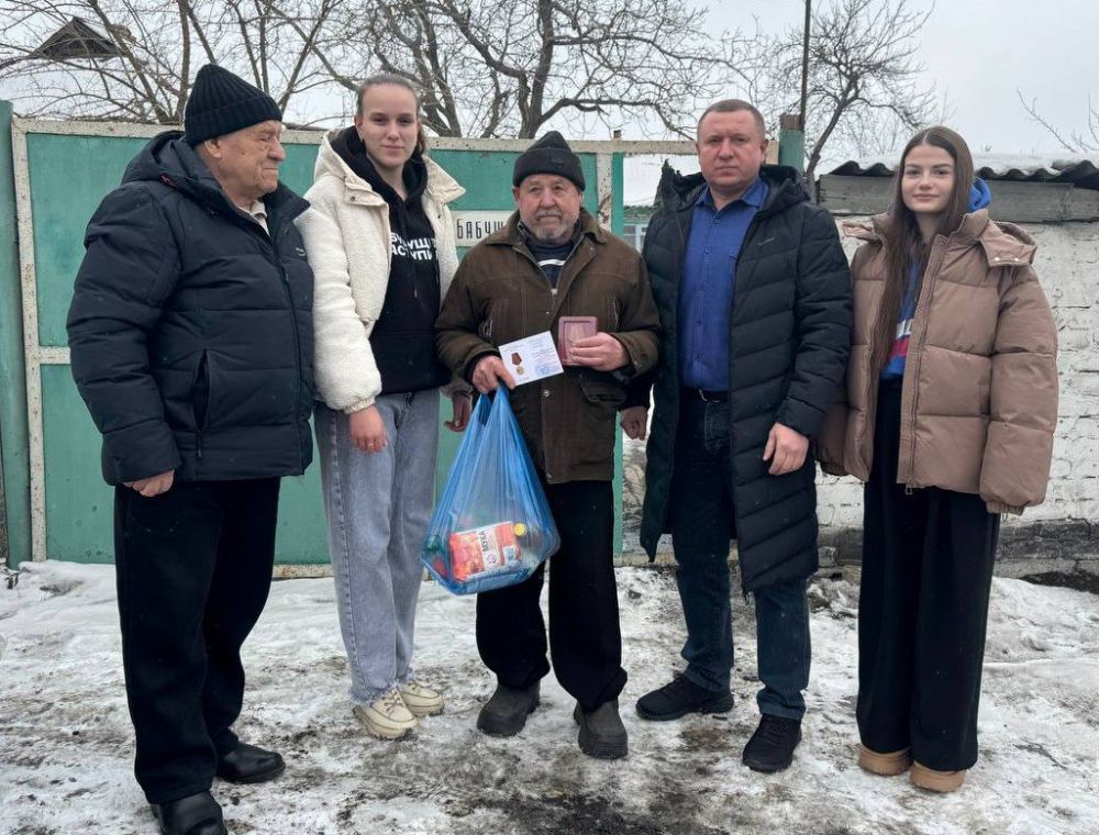 Сергей Ермаков: Вручил юбилейную медаль «80 лет Победы в Великой Отечественной войне 1941-1945 гг.» жителю Снежного