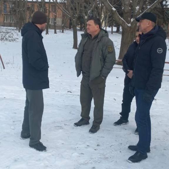 Рабочая группа из ЕАО обследовала проблемную кровлю дома в поселке Металлист Амвросиевского округа