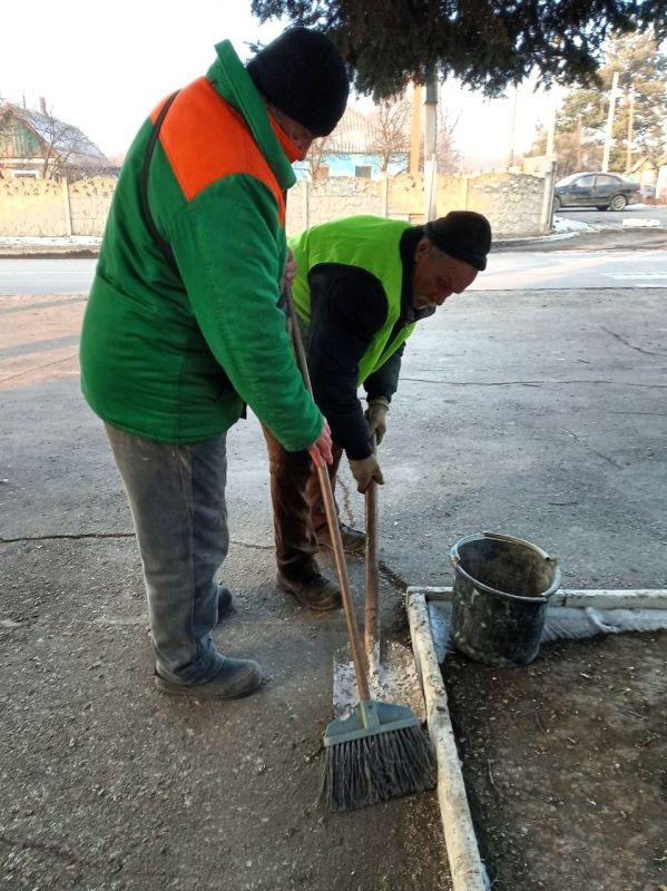 Силами коммунальных предприятий были проделаны работы по наведению чистоты и порядка на территории г. Моспино: