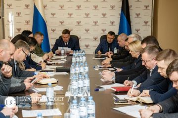 Константин Кузьмин обсудил с депутатами Народного Совета ДНР вопросы организации работы
