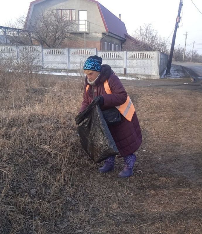 Силами коммунальных предприятий были проделаны работы по наведению чистоты и порядка на территории г. Моспино: