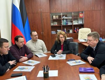 Вице-премьер Лариса Толстыкина провела рабочую встречу с председателем Федерального фонда ОМС Ильей Баланиным