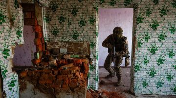 Боец Ларин: ВС РФ штурмовали позиции ВСУ в многоэтажке Дзержинска с кувалдой