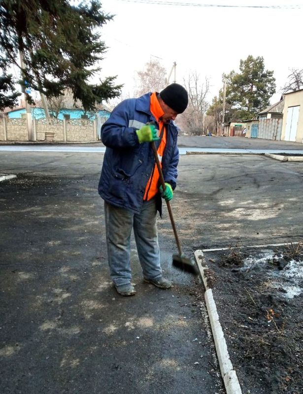 Силами коммунальных предприятий были проделаны работы по наведению чистоты и порядка на территории г. Моспино: