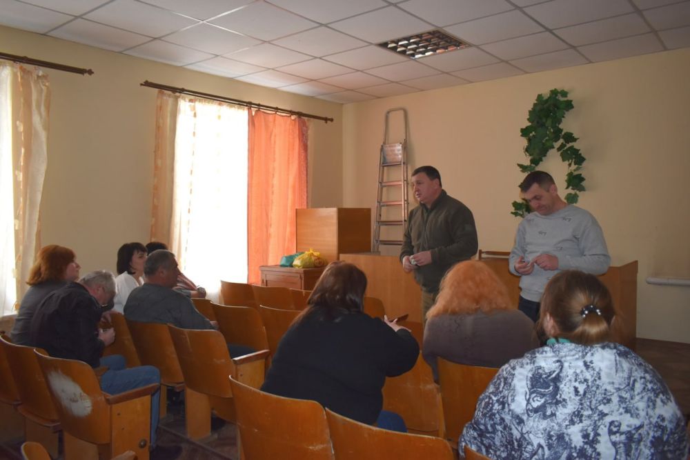 Секретарь Амвросиевского местного отделения Всероссийской политической Партии «Единая Россия» Игорь Лызов вручил партийные билеты членов Всероссийской политической Партии «Единая Россия» сотрудникам Амвросиевского лесхоза