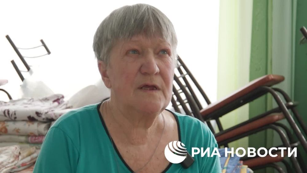 Украинские националисты из рядов ВСУ перед отступлением из Новогродовки в ДНР минировали подъезды жилых домов, в квартирах которых оставались мирные жители, рассказала РИА Новости беженка из города