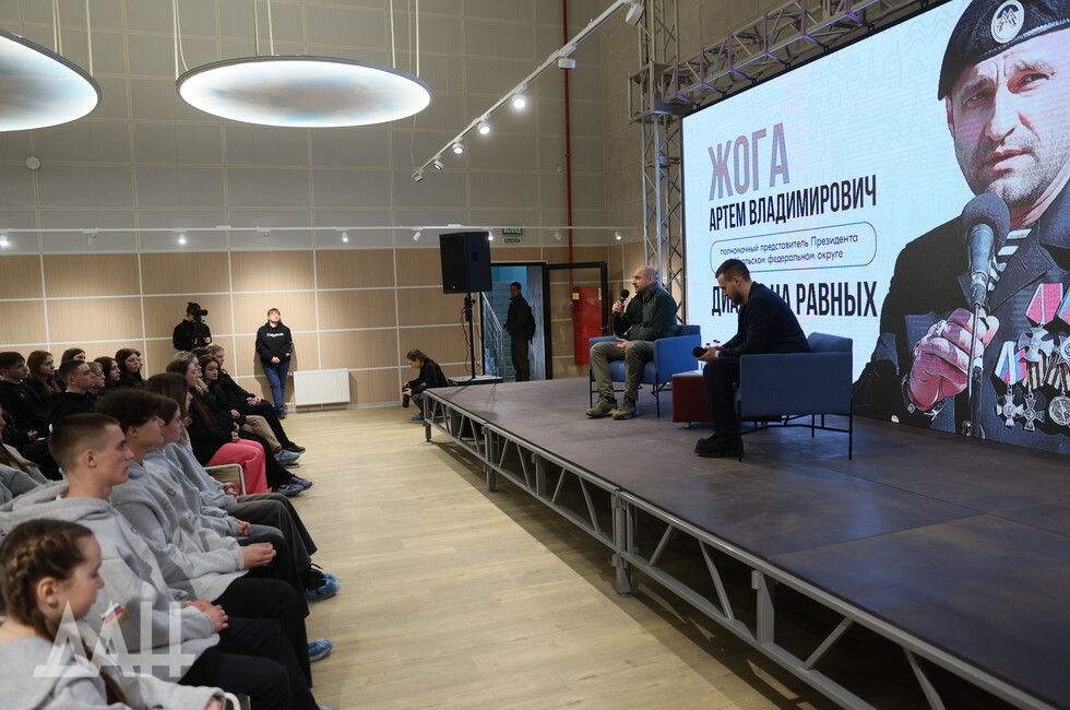 Молодежь ДНР вместе с Артемом Жогой почтила память Героя ДНР и России Вохи