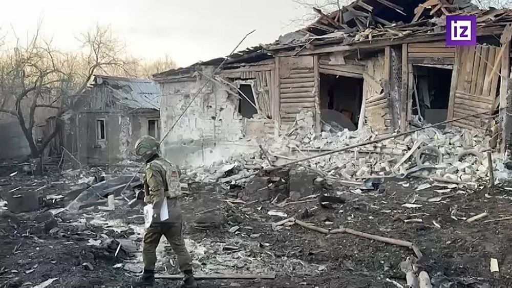 Последствия обстрела ВСУ по Енакиево в ДНР показал корреспондент "Известий" Евгений Быковский