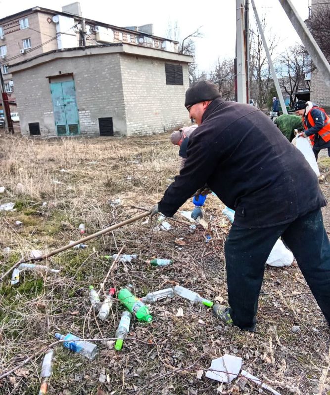 Силами коммунальных предприятий были проделаны работы по наведению чистоты и порядка на территории г. Моспино: