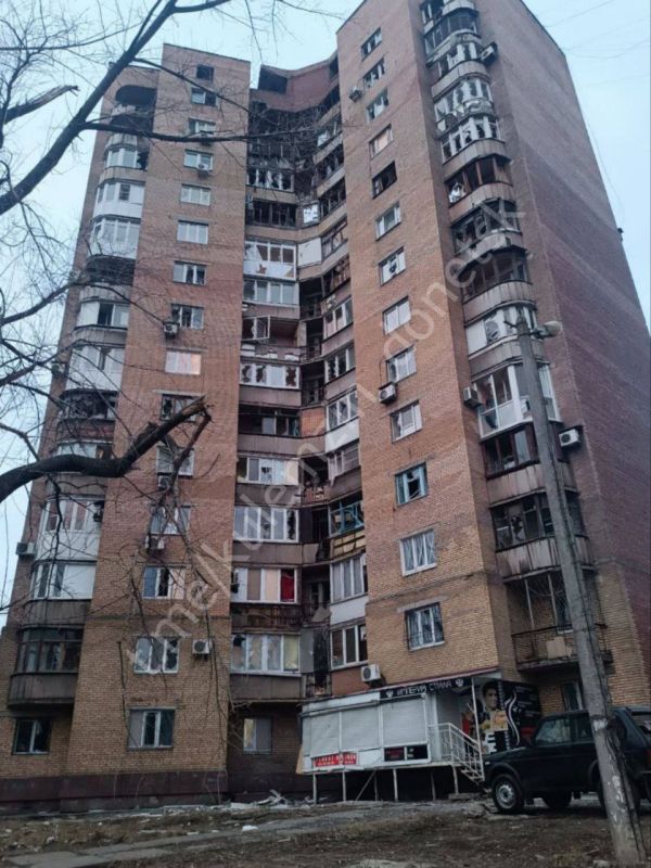 Три человека получили осколочные ранения в результате удара ВСУ по Донецку, сообщил корреспондент Евгений Быковский