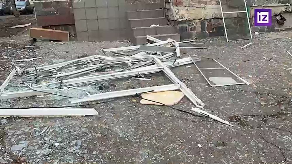 Три человека пострадали в результате удара ВСУ по Донецку, сообщил корреспондент "Известий" Евгений Быковский