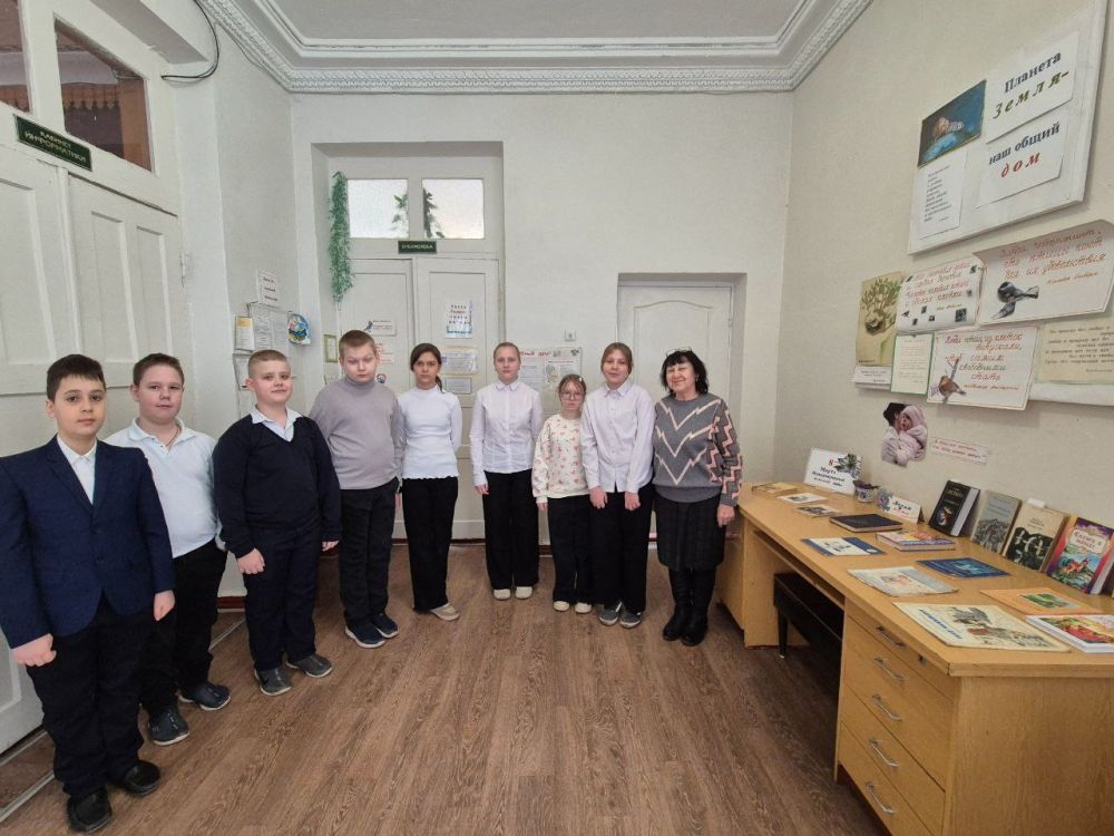 Школьники Ждановки посетили выставку «Весна и мама»