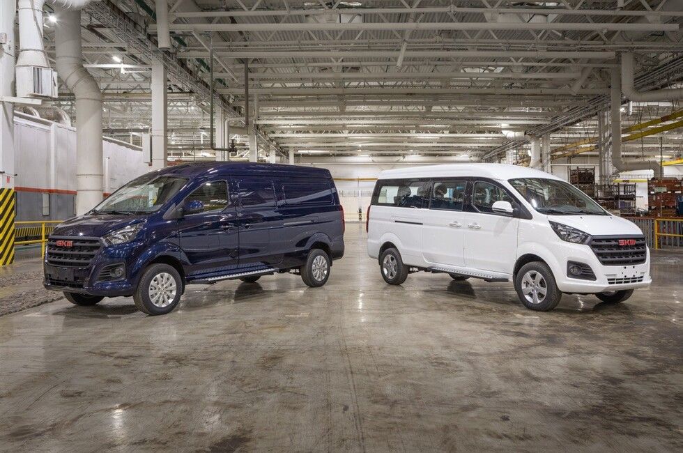 «Автоваз» начнет выпускать микроавтобусы и фургоны. Как они выглядят