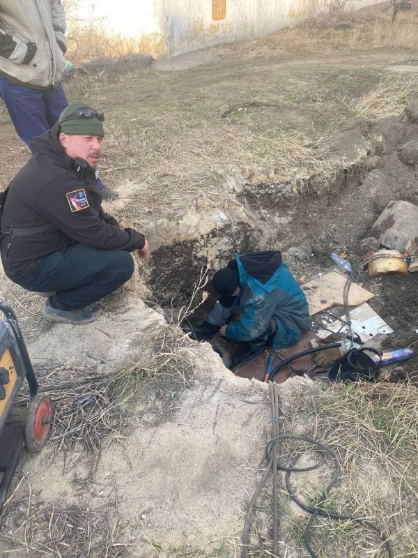 Коммунальщики устраняют порыв на сетях теплоснабжения в Ждановке