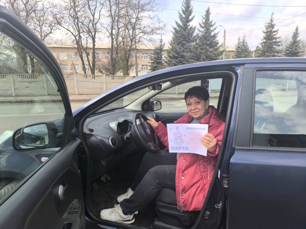 Акция ЮИД «Поздравь автоледи с 8 Марта!»