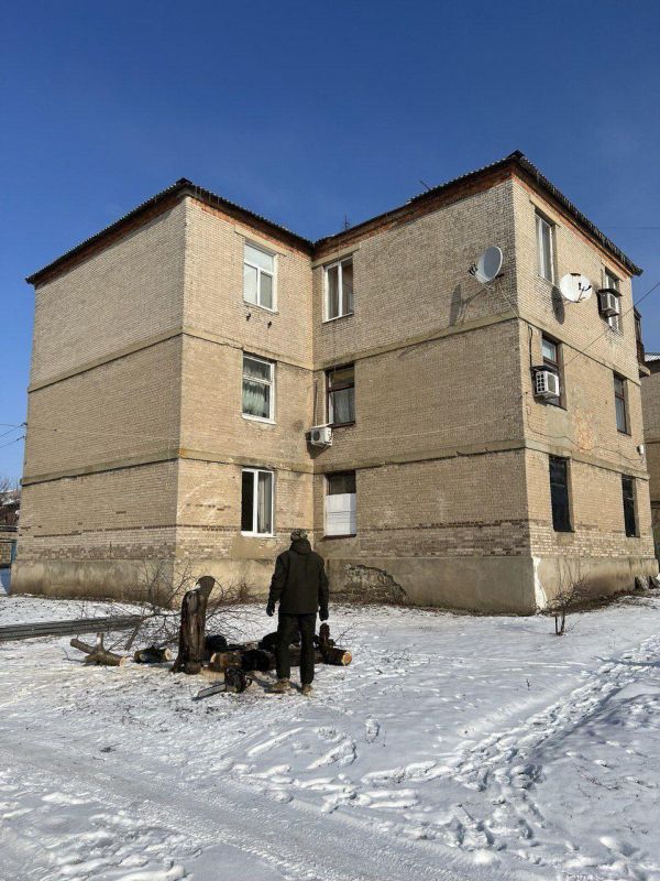 Игорь Лызов: Специалисты из ЕАО приступили к восстановлению крыши дома в Амвросиевке