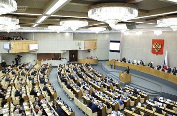 Меры поддержки педагогов и урегулирование нагрузки на школьников обсудили в Госдуме
