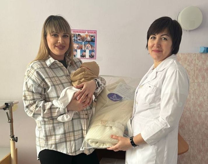 В преддверии 8 марта сенатор Российской Федерации Александр Волошин передал подарки для новоиспечённых мам и их малышей, которые находятся в родильном отделении Торезской ЦГБ