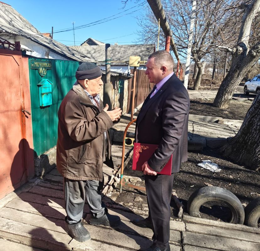 Глава Снежного поздравил Александра Левковича с 78-летием