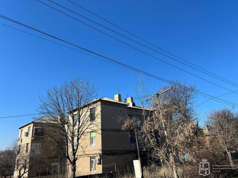 Игорь Лызов: Специалисты из ЕАО завершают ремонт крыши одного из домов в Амвросиевке