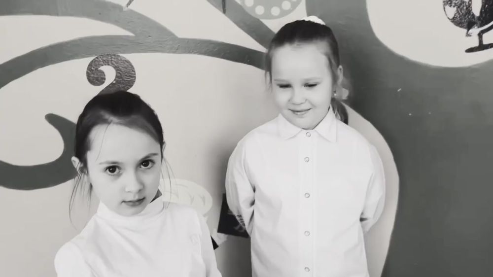 Школьники Ждановки поздравили учителей с наступающим 8 марта