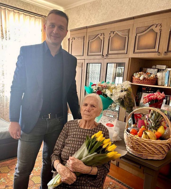 �������� ������: � ����� ������ ������� ���������, 8 �����, �������� ����� ��������� �������� � �������� ������� ������������� �����, ������������ ��������, ������ �����������