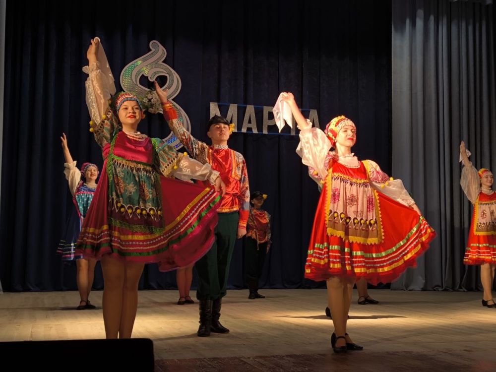 7 марта во Дворце культуры им. Ленина города Комсомольское состоялся концерт «Весна, цветы и комплименты», посвященный Международному женскому дню