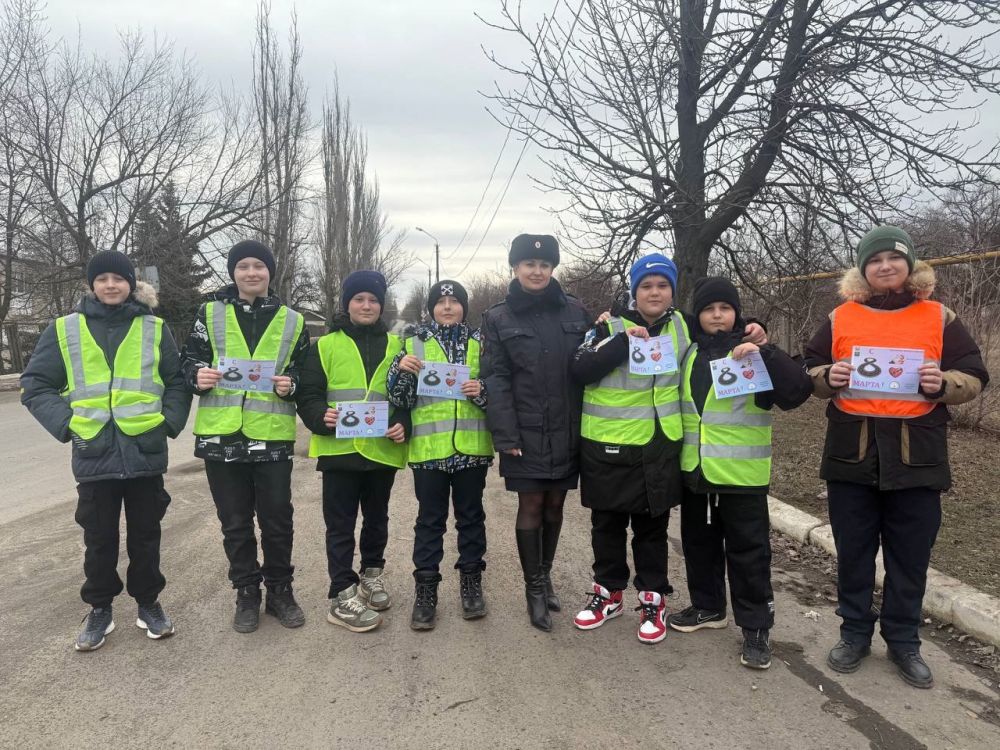 В Ждановке прошла акция «Поздравь автоледи с 8 Марта!»